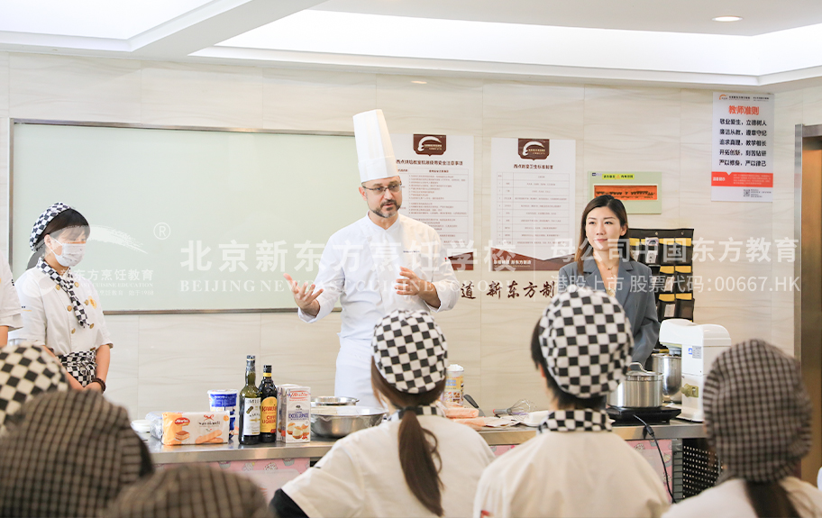 帅气男生和美女女生操板鸡北京新东方烹饪学校-学生采访